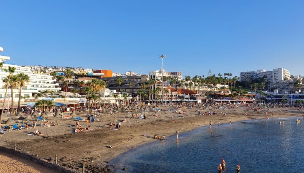 Die besten Strände von Costa Adeje - Ein Paradies für Urlauber 12 Playa de la Pinta - Costa Adeje - Teneriffa. Zu sehen ist der Strand und Menschen am Playa de la Pinta