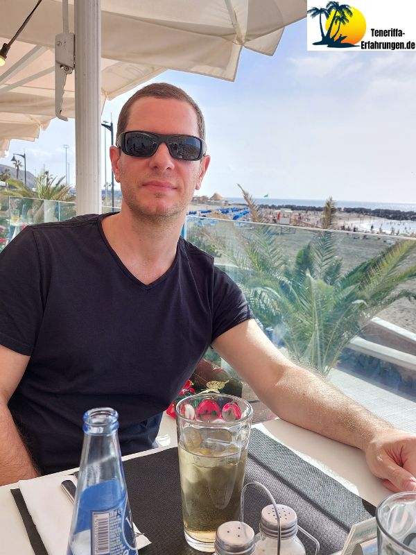 Die besten Strände von Costa Adeje - Ein Paradies für Urlauber 13 Teneriffa - Playa Las Vistas - Los Cristianos. Zu sehen ist ein Mann der am essen ist in einem Restaurant in Play las Vistas Teneriffa
