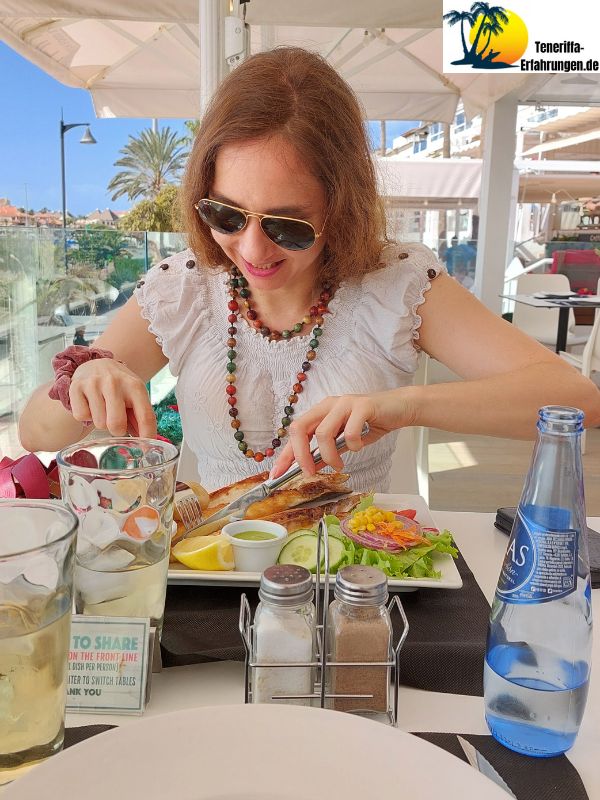 Die besten Strände von Costa Adeje - Ein Paradies für Urlauber 14 Teneriffa - Playa Las Vistas - Los Cristianos. Zu sehen sind eine Frau, die am essen ist, in einem Restaurant in Play las Vistas Teneriffa