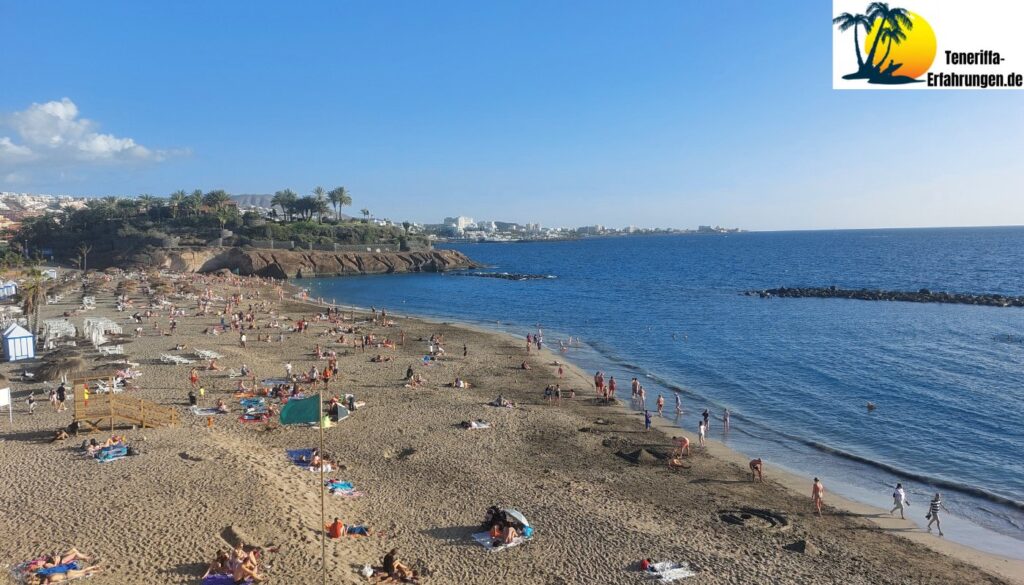 Die besten Strände von Costa Adeje - Ein Paradies für Urlauber 8 Teneriffa - Playa del Duque - Costa Adeje. Zu sehen ist der Strand mit Menschen - Die besten Strände von Costa Adeje