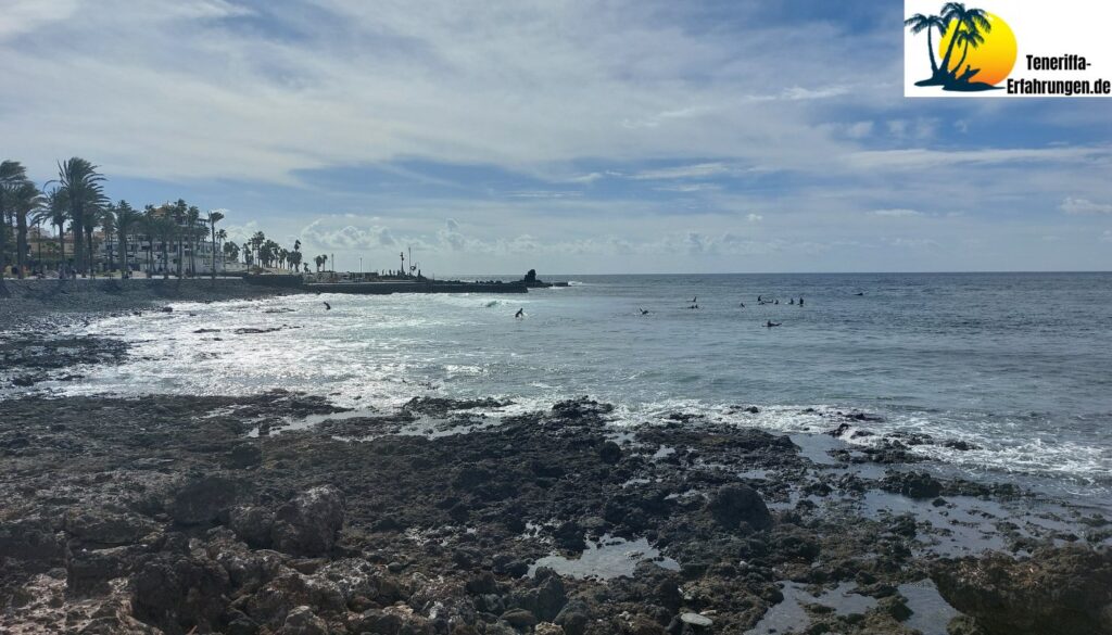 Surfen auf Teneriffa - Beste Spots und Bedingungen - Wassersport Vielfalt, SUP, Tauchen, Wind und Kitesurfen 7 Surfen auf Teneriffa - Playa de las Americas. Surfer und Wellen sind zu sehen
