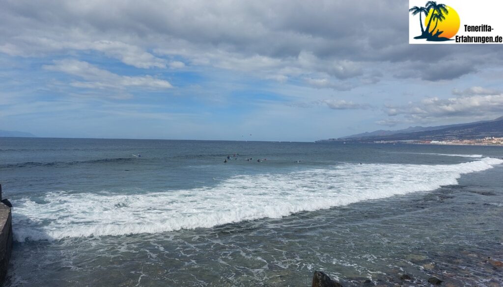 Surfen auf Teneriffa - Beste Spots und Bedingungen - Wassersport Vielfalt, SUP, Tauchen, Wind und Kitesurfen 10 Surfen auf Teneriffa - Playa de las Americas. Das Meer und starker Wellengang ist in Playa de las Americas zu sehen