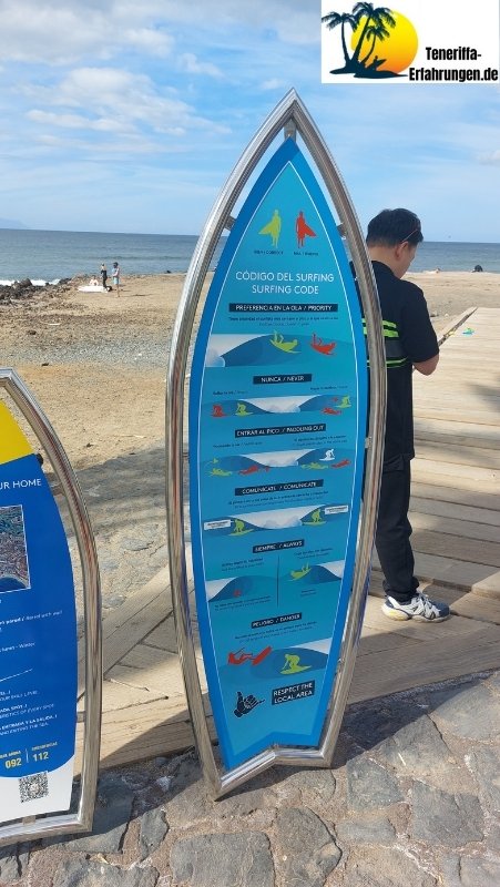 Surfen auf Teneriffa - Beste Spots und Bedingungen - Wassersport Vielfalt, SUP, Tauchen, Wind und Kitesurfen 8 Surfen auf Teneriffa - Playa de las Americas Zu sehen ist eine Tafel mit Hinweisen auf ein Surfbrett geschrieben