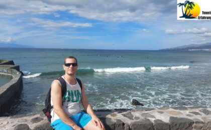 Surfen auf Teneriffa - Beste Spots und Bedingungen - Wassersport Vielfalt, SUP, Tauchen, Wind und Kitesurfen 1 Surfen auf Teneriffa - Playa de las Americas. Im Hintergrund ist das Mees mit Surfern in Playa de las Americas zu erkennen